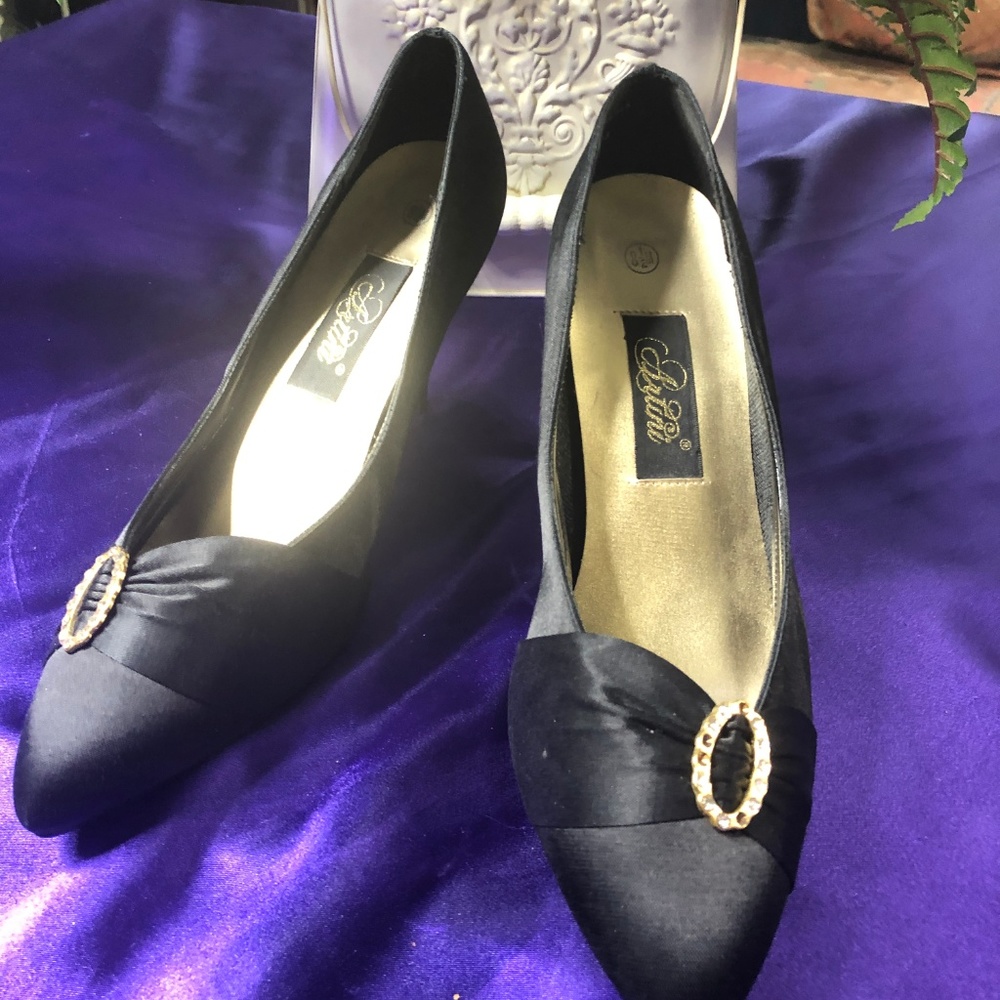 NWOT 📌Artini  Classic Satin Pumps with Decorative Element
